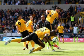Man City hòa thất vọng, Arsenal thắng trận đầu tiên