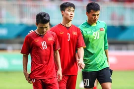 CĐV nức nở trên sân, cầu thủ Olympic VN siết tay nhau đứng dậy