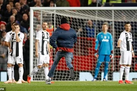 Sân Old Trafford hoảng hồn vì cây súng… đồ chơi