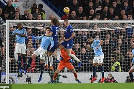 Thua trận đầu tiên trước Chelsea, Man. City mất luôn ngôi đầu