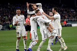 Barcelona thắng dễ, Real Madrid suýt ‘ôm hận’