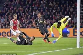 Ronaldo ghi bàn, Juventus vẫn bị Ajax 'cầm chân'