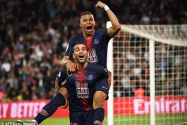 Benzema, Mbappe cùng lập hat-trick, Real thắng, PSG vô địch