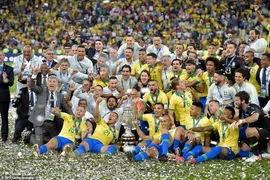Jesus bị đuổi, Brazil nhọc nhằn hạ Peru vô địch Copa America