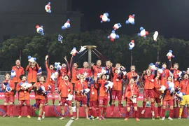 Chùm ảnh tuyển nữ Việt Nam giành HCV SEA Games đầy cảm xúc