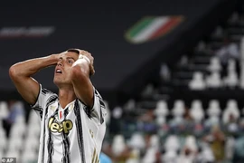 Bị Lyon loại, HLV Sarri của Juventus vẫn nói lời khó tin