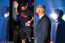 Cầu thủ Barcelona bị NHM 'phục kích' ở khách sạn la ó phản đối