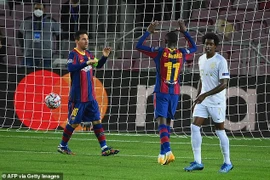 Pique bị đuổi, Messi khơi mào chiến thắng ‘hủy diệt’ cho Barca