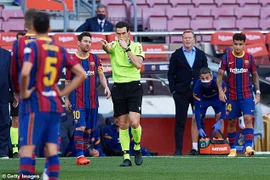 Cha trọng tài bắt El Clasico là fan Real Madrid, Barca kiện