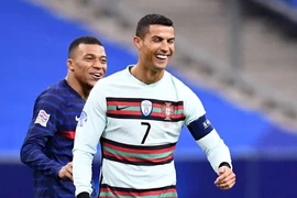 Vượt Messi, Ronaldo sắp đi vào lịch sử bóng đá thế giới