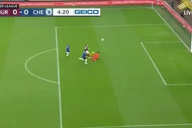 VAR đứng hình giúp Chelsea và Mendy, CĐV chỉ trích dữ dội