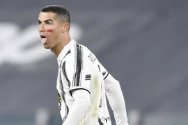 Ronaldo ghi cả hai bàn thắng giải cứu Juventus