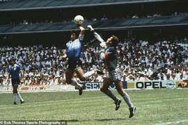Xem lại khoảnh khắc 'Bàn tay của chúa' của Maradona