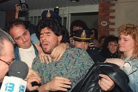 'Thời khóa biểu' kỳ lạ và lời dọa bắn của Maradona