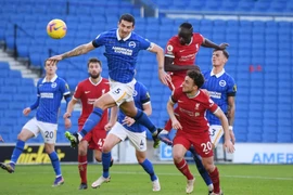 Bị gỡ phút 90+3 vì VAR, Liverpool vẫn lên đỉnh Premier League