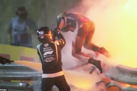 Xe đua F1 nổ tung trên đường đua, Grosjean thoát chết thần kỳ