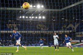 Chelsea chấm dứt chuỗi bất bại, Lampard phản pháo Klopp