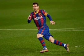 Barca hết tiền trả lương Messi: PSG và Man City vào cuộc