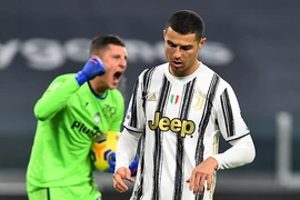 Ronaldo thất vọng sau quả 11m hỏng ăn. REUTERS