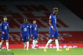 Các cầu thủ Chelsea thất vọng sau thất bại 1-3 trước Arsenal. ẢNH: REUTERS