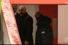 Màn lời qua tiếng lại giữa Klopp và Dyche trong đường hầm. ẢNH: SKY SPORTS