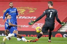 De Gea không dứt khoát lao ra giúp Calvert-Lewin có đủ không gian ghi bàn vào lưới MU. ẢNH: EPA