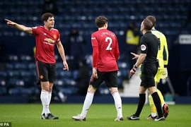 Maguire phản ứng với quyết định của trọng tài. ẢNH: PA 