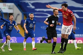 Trọng tài Stuart Attwell đã thật sự nói với Maguire điều gì vẫn còn là bí ẩn. ẢNH: PA