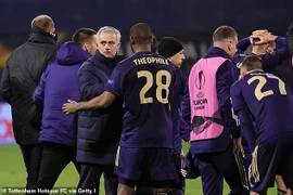 Mourinho chúc mừng chiến thắng của đối thủ. ẢNH: GETTY 
