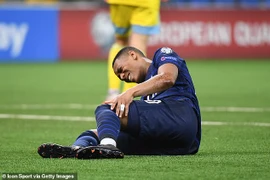 Martial ôm chân đau đớn trên sân. ẢNH: GETTY