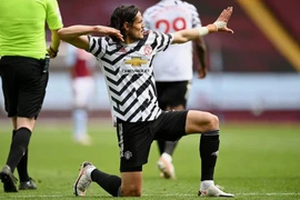 Cavani cân bằng kỷ lục của ông thầy Solskjaer