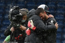 Thủ môn Alisson nói gì khi ghi bàn lịch sử cho Liverpool?