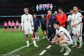 Tranh cãi đá 11m, huyền thoại chỉ trích Sterling, Grealish hèn nhát