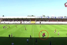 Nhà vô địch Ligue 1 tạo nên cảnh tượng xấu hổ
