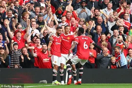 Pogba lập poker, Bruno ghi hat-trick, MU nhấn chìm Leeds United
