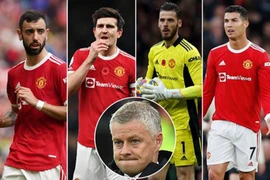 Dàn sao MU đòi sa thải HLV Solskjaer, Ronaldo đá trung vệ