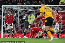 Ronaldo đeo băng đội trưởng chứng kiến MU thua bạc nhược Wolves