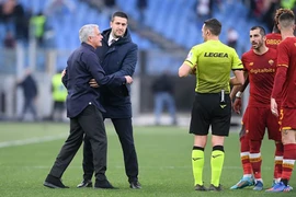 AS Roma bị điều tra vì Mourinho
