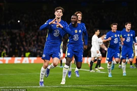 Chelsea ‘đặt một chân’ vào tứ kết Champions League, Juventus hòa