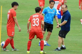 Thầy Park gọi 32 cầu thủ dự siêu giải đấu, thần y trở lại tuyển VN