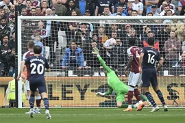 Man City suýt ôm hận, Liverpool sống lại hi vọng vô địch 
