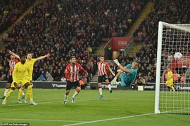 Liverpool tung đội hình B vẫn đua vô địch cùng Man City 