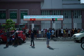 TP.HCM: Người dân xếp hàng dài mua vé xem tuyển VN thi đấu