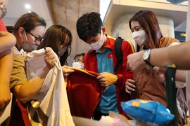 Nhóm đầu tiên của U-23 Việt Nam về nước, hàng trăm CĐV chào đón 
