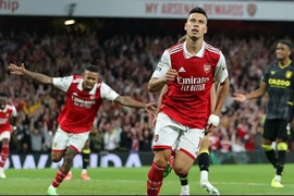 Liverpool thắng kịch tính, Arsenal độc chiếm ngôi đầu