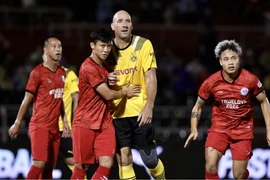 Công Vinh ghi bàn, các ngôi sao Việt Nam vẫn thua đậm Borussia Dortmund