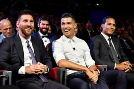 Ronaldo công khai thể hiện tình cảm với Messi
