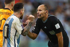 FIFA trừng phạt trọng tài bị Messi chỉ trích