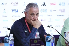HLV Tite bị giật dây chuyền, còn bị cướp mắng vì Brazil đá tệ ở World Cup