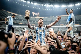 Messi nâng cao chiếc cúp vô địch World Cup giả
